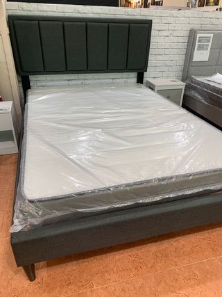 Cama tapizada gris con cabecero y colchón