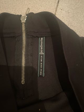 Falda negra con pedrería