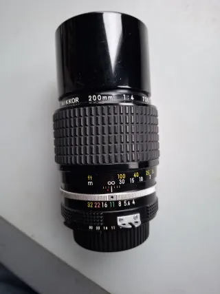 Nikkor 200 mm. f./ 4 - AI con parasol incorporado.