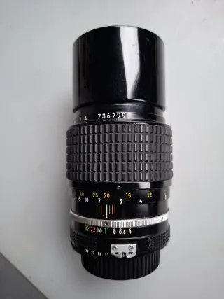 Nikkor 200 mm. f./ 4 - AI con parasol incorporado.