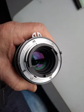 Nikkor 200 mm. f./ 4 - AI con parasol incorporado.