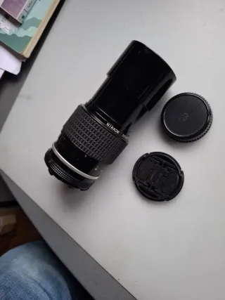 Nikkor 200 mm. f./ 4 - AI con parasol incorporado.