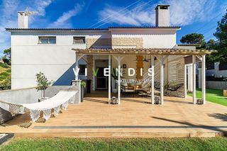 Chalet en venta en Castellví de Rosanes