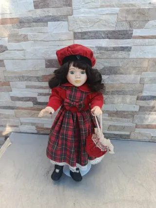 Muñeca de porcelana con soporte