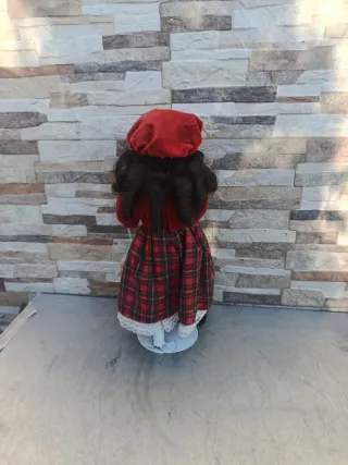 Muñeca de porcelana con soporte