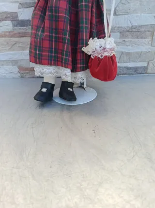 Muñeca de porcelana con soporte