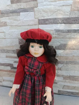 Muñeca de porcelana con soporte