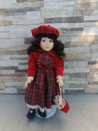 Muñeca de porcelana con soporte