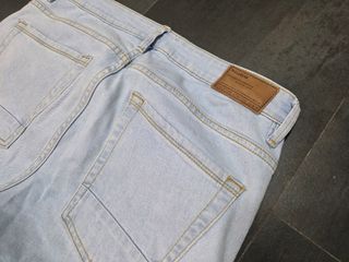 Pantalón vaquero azul claro Pull Bear talla 42