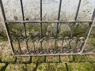 Reja antigua  de ventana de hierro forjado