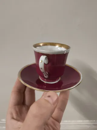 Taza de porcelana antigua con borde dorado