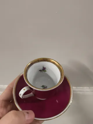 Taza de porcelana antigua con borde dorado