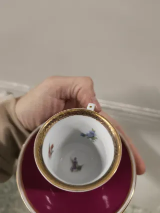 Taza de porcelana antigua con borde dorado