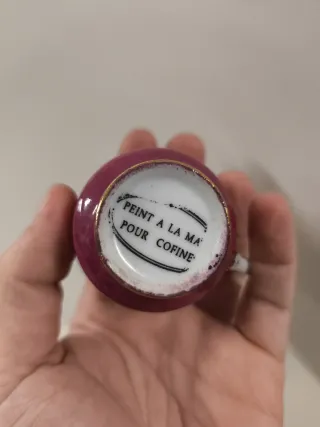 Taza de porcelana antigua con borde dorado