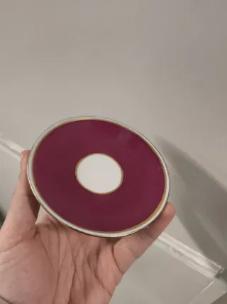 Taza de porcelana antigua con borde dorado