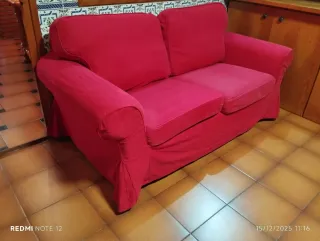 Sofá de tela rojo