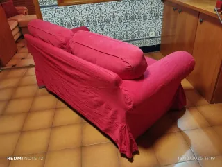 Sofá de tela rojo