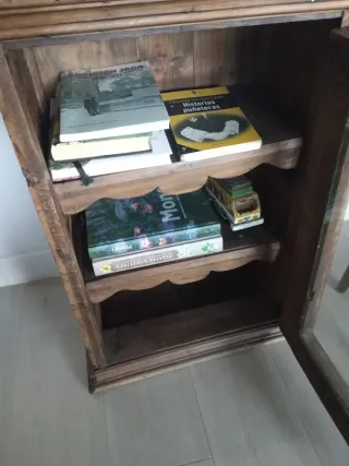 Vitrina aparador de madera con cristal