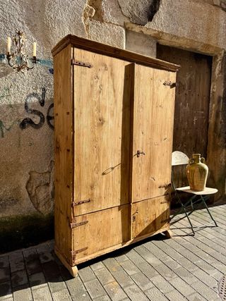 Armario rústico antiguo del siglo XVIII. Pirineo