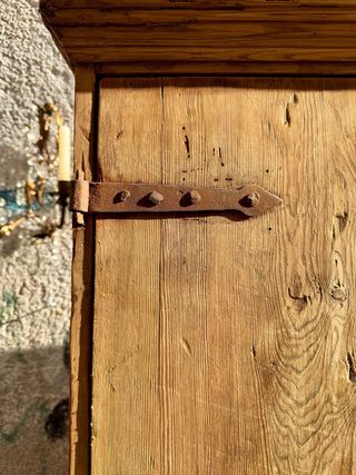 Armario rústico antiguo del siglo XVIII. Pirineo