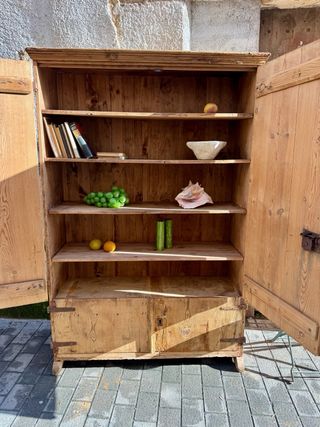 Armario rústico antiguo del siglo XVIII. Pirineo