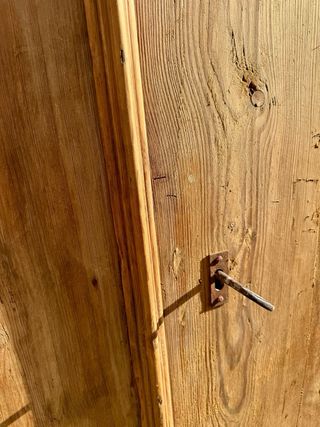 Armario rústico antiguo del siglo XVIII. Pirineo