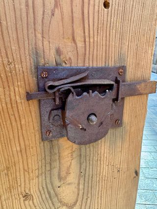 Armario rústico antiguo del siglo XVIII. Pirineo