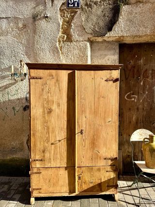 Armario rústico antiguo del siglo XVIII. Pirineo