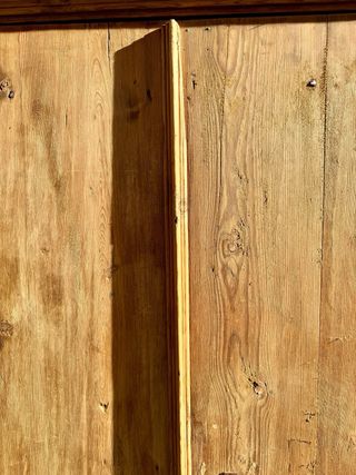 Armario rústico antiguo del siglo XVIII. Pirineo