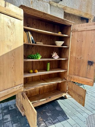 Armario rústico antiguo del siglo XVIII. Pirineo