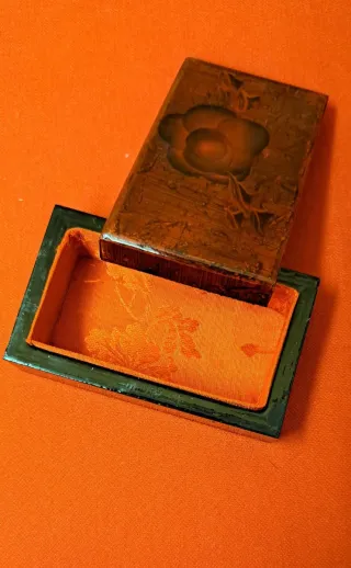 Caja de madera lacada China años 80