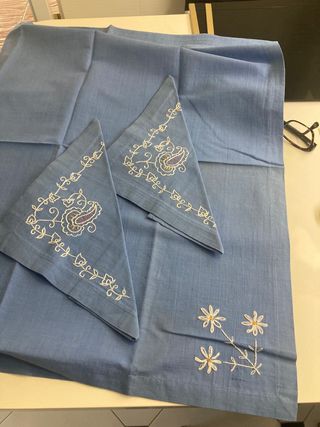 Mantelito azul bordado a mano