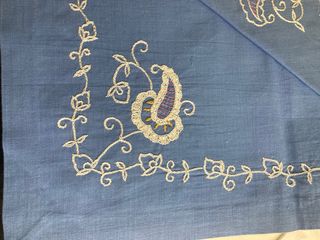 Mantelito azul bordado a mano