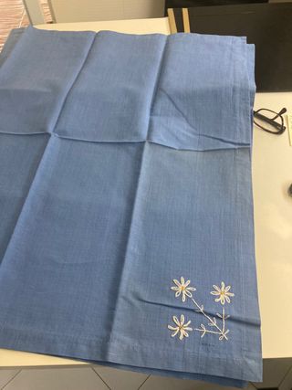 Mantelito azul bordado a mano