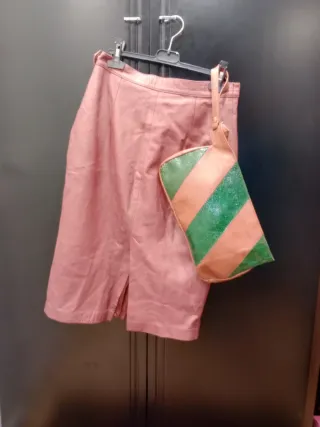 Falda rosa y bolso piel serpiente y napa
