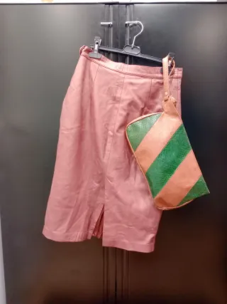 Falda rosa y bolso piel serpiente y napa