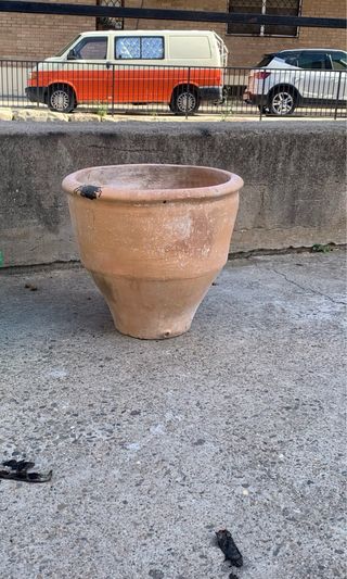 Macetero antiguo de terracota
