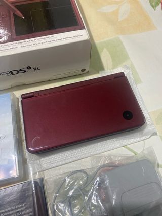 Nintendo DSi XL Roja con Brain Training