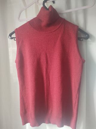 Suéter sin mangas cuello vuelto rojo brillante