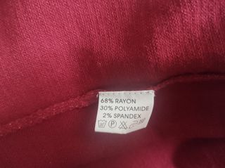 Suéter sin mangas cuello vuelto rojo brillante