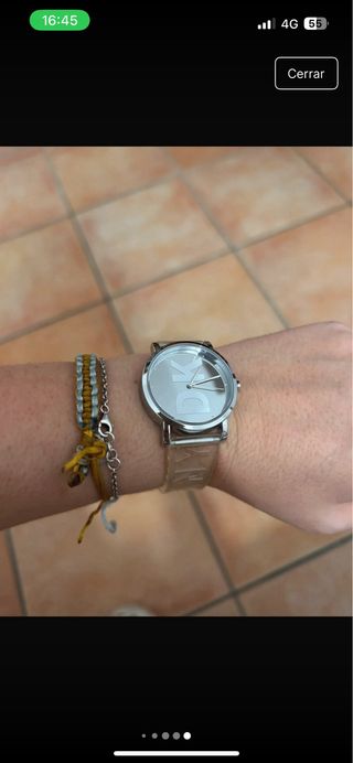 Reloj DKNY plateado y transparente.