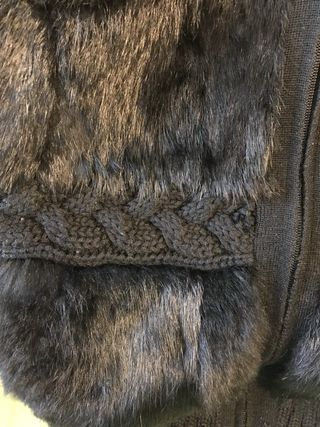 Chaleco negro con capucha y pelo