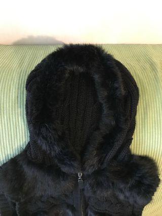 Chaleco negro con capucha y pelo
