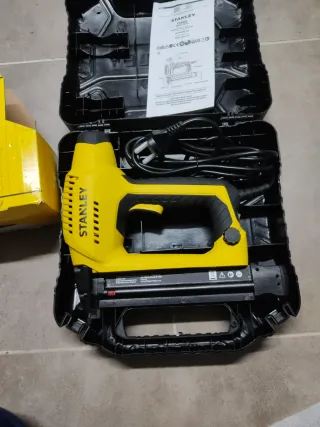 Pistola Clavadora Eléctrica Stanley