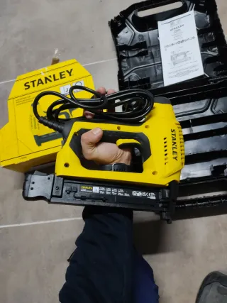 Pistola Clavadora Eléctrica Stanley