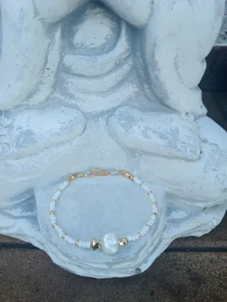 Pulsera perlas semi-barroca y estrella dorada