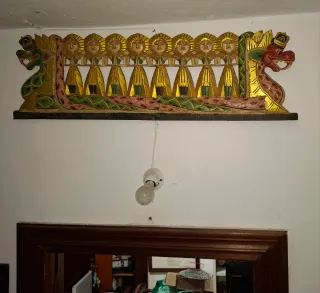 Relieve de madera tallada dragones y figuras