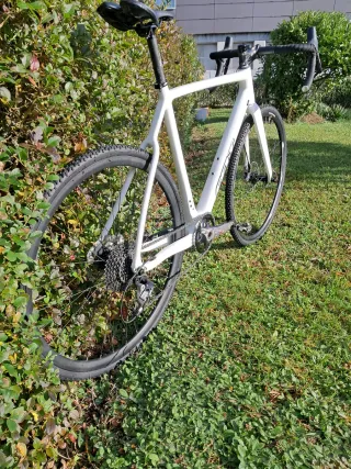 Bicicleta Felt Blanca 2025