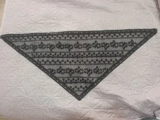 Manteleta regional negra para niña