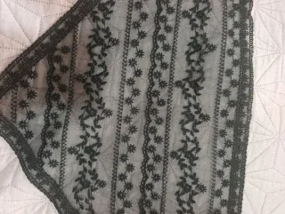 Manteleta regional negra para niña